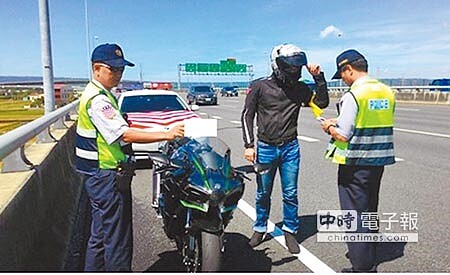 調查報告顯示重機肇事率、違規比例、不良行為,皆遠高於小客車,交通部高公局表示,恐不利開放上國道。圖為7月1日騎士串連全台重機上國道,警方攔查1部重機。(本報資料照片)
