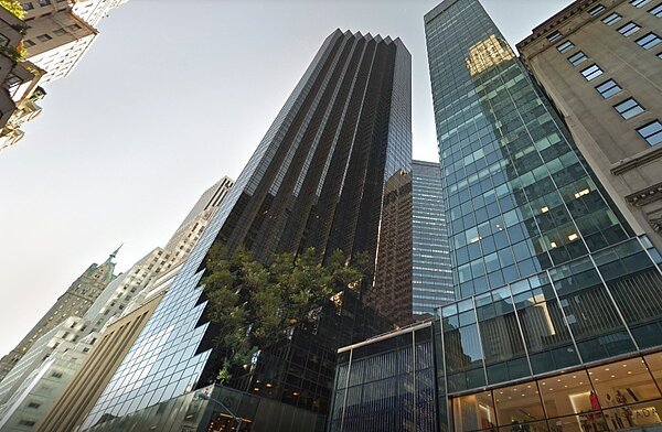 畫中鋸齒屋頂建築貌似位於曼哈頓的川普大樓(圖/翻攝自Google Map)