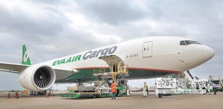 
長榮航空首架波音777貨機，9日下午抵達桃園機場，預計11月下旬投入營運。（范揚光攝）
 