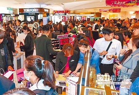 SOGO忠孝館才開門,美妝專櫃就擠滿搶購人潮。(盧禕祺攝)