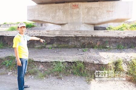 林邊溪河堤旁的高架支柱平台裸露至今5年,現在除砂石嚴重外流往內掏空外,較近堤防處還有崩塌現象。(謝佳潾攝)