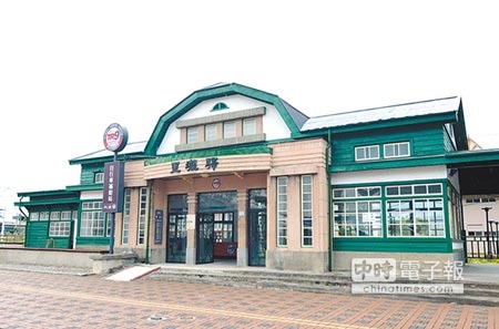 關山車站還保留舊時車站的建築，目前是單車補給站。（黃力勉攝）
