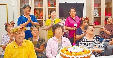 
照服員薪資雖不高，但陳文義（後左）樂在其中。（許素惠攝）
 