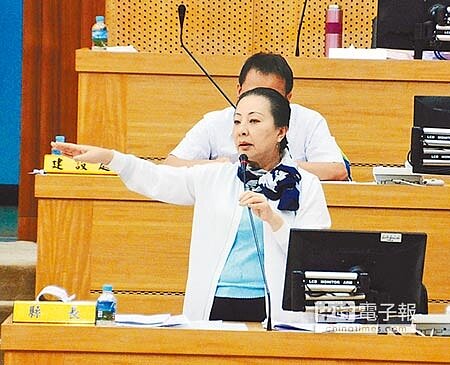 面對議員詹琬蓁質疑花縣府錢替自己辦畫展,縣長張花冠當場爆氣要文化觀光局撤案。(呂妍庭攝)