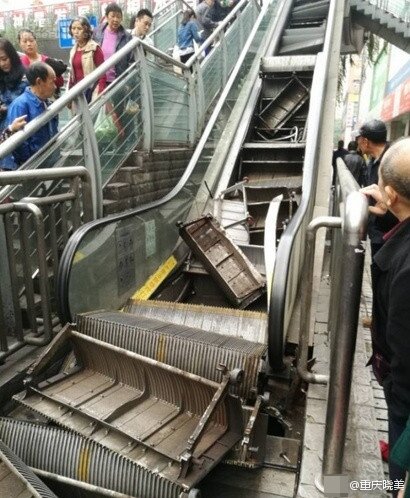 電扶梯毀壞。（圖片取自阿波羅新聞網）