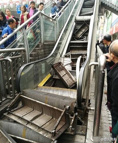 電扶梯毀壞。(圖片取自阿波羅新聞網)