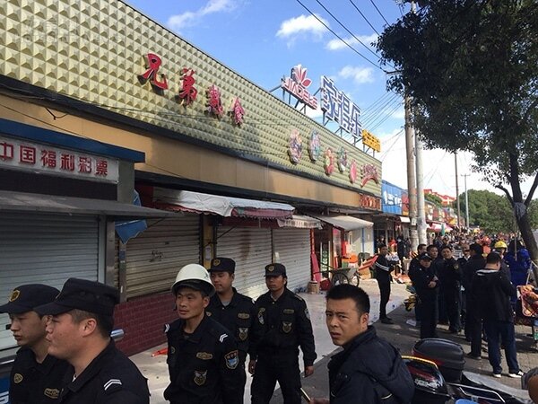 中國上海一間超商發生意外。（取自明報新聞）