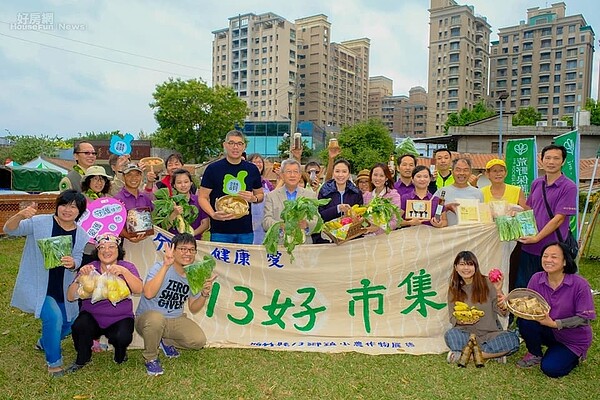 國民黨中央委員連勝文偕同夫人蔡依珊11日上午到新瓦屋體驗「耕讀生活趣」。（圖／擷取自連勝文臉書）