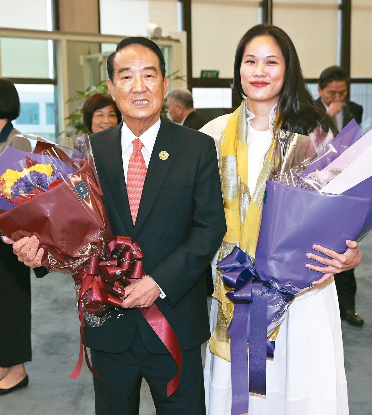 我APEC領袖代表宋楚瑜(左)與女兒宋鎮邁(右)昨自越南峴港搭乘專機返抵國門。 記者陳嘉寧/攝影