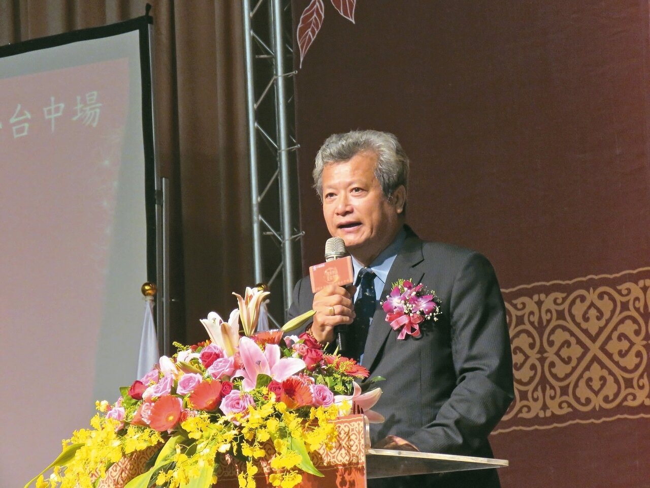 中鋼董事長翁朝棟昨日為子公司中龍鋼鐵員工集團結婚擔任證婚人。 記者黃寅/攝影