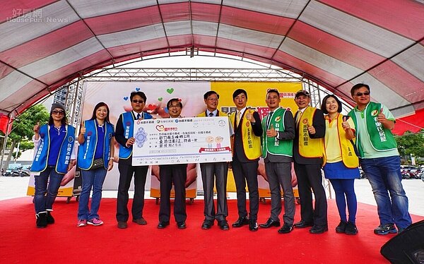 永慶房產集團加盟事業體劉炳耀董事長(左4)捐贈善款及物資予五峰鄉獨居老人,並由五峰鄉鄉長江長彬(左5)代表受贈