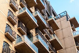 外凸的陽台玻璃的鑲面，驕傲著向往來的行人宣告，這是一棟身價不凡的高級華廈。