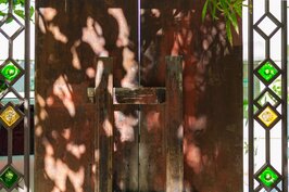 閂是木門與琉璃鐵門毫無違和的結合在一起，午後的陽光毫無阻攔的在這裡穿過形成瑰麗的光影，這不僅是門，更是藝術的體現。