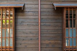 在一片鋼筋水泥散熱不易的大樓環伺下，冬暖夏涼，透過簡單木片構成的雨淋板日式平房，反而成為許多人期望能夠擁有的屋宅。