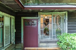 青田七六斑駁的木窗透露出這棟建築的年紀。現在難以見到花雕毛玻璃隱約透出屋內的溫暖光線。在這個瞬間時光好似回到了七八十年前，那個充滿日台混搭風的年代。