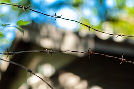 生鏽的刺鐵絲網，隔絕了樑上君子的覬覦，但也隔絕了與世人接觸的機會。