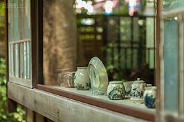 古老的茶具與古老的突窗，一切就是這麼的契合。