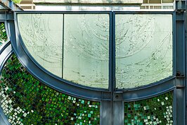 充滿藝術氣息的馬賽克玻璃大門。