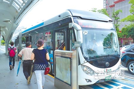 龍團隊將BRT藍線改為優化公車系統，推動10公里公車免費等；市議員13日質疑公車運量是成長或遞減。（陳世宗攝）