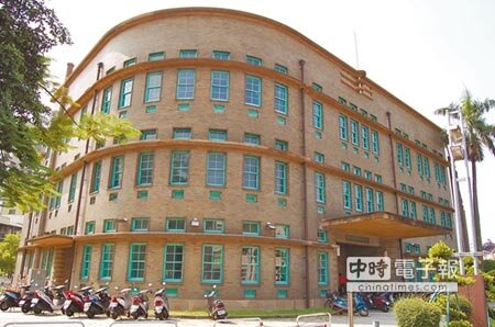 嘉義市立美術館是舊公賣局活化再利用,散發日治時期的歐式風格。(廖素慧攝)