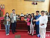 台中「憂」化公車搭乘人次減少？　藍議員頒金酸梅獎給交通局長