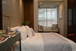 窗邊放置座椅是不錯的選擇，如果是高腳椅與高腳桌，還可以喝杯咖啡，享受窗外風景。