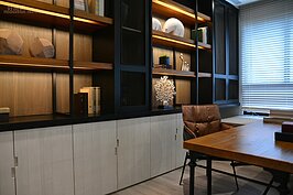 辦公區域屬於半開放式設計，可彌補規劃空間較小的不足。