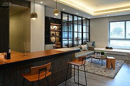 實坪19.14坪房型 麻雀雖小五臟俱全，客廳、書房、吧台、一房、兩衛浴、廚房應有盡有，但或許只適合一～兩人世界，對於考量到小孩房間的人不會考慮。