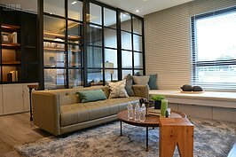 客廳後就是書房，以透明屏風格格層，可增加空間感。