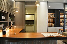 現在不少人喜歡喝點咖啡與下午茶，有個吧台十分實用，而吧台後方就是廚房。