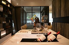 餐桌明顯可擺放比19.14坪數房型大許多，也與客廳有所區隔。