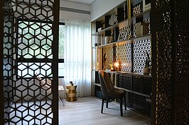 書房明顯真的有「隔間」的感覺，但仍稍小一樣可以可透視的隔間方式，讓空間感更強烈。