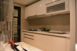 廚房與餐桌鄰近。