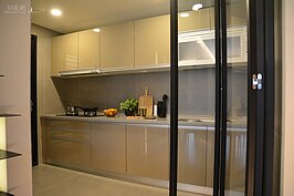 廚房至少有隔間出現。