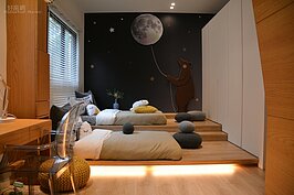 嬰孩房規劃上明顯較大，可睡的下兩個小孩外，一旁還放有書桌。