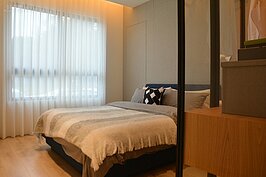 臥房也明顯較大，也有空間可放置物品。