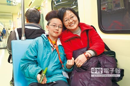 北捷14日宣布，明年元旦正式實施設籍北市的6到12歲兒童享6折票價。圖為家長帶兒童搭乘台北捷運。（張立勳攝）
