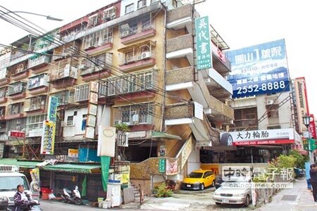 劍潭整宅二期蓋電梯 長者樂了（曾百村攝）