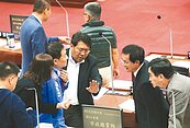 柯怒嗆議員　總質詢中斷變散會…府會結冰