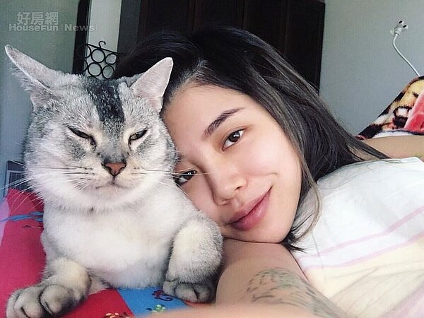 7.林吟蔚宅在家除了練舞、寫歌和健身,最常就是陪伴貓咪玩耍。