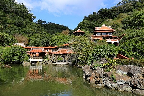 1.	位於新竹縣新埔鎮的南園，堪稱台灣最大的江南式山中園林建築。

