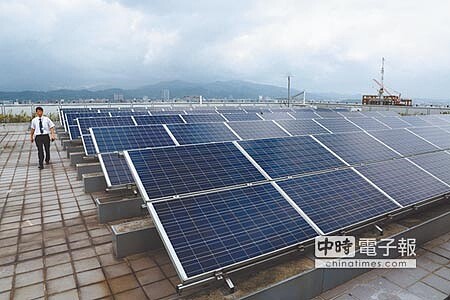 經濟部研擬綠能屋頂躉購費率,屋頂型約為每度6元。圖為合庫金控上月啟用位於台北市松山區的總行大樓,頂樓也設置太陽能板。(鄧博仁攝)
