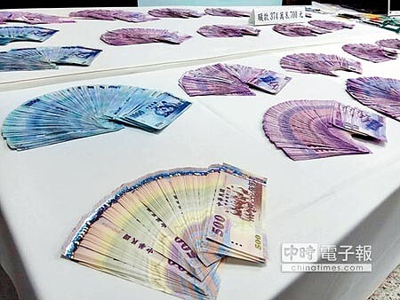 郭嫌為主的詐騙集團落網,從住處查獲374萬餘元詐騙贓款。(許家寧攝)