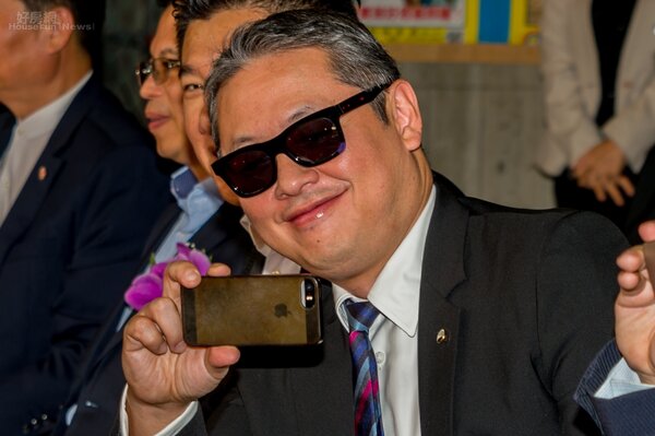 高收入的微風集團董事長廖鎮漢，在新建案上梁典禮上被本網直擊拿的是已經推出4年的iPhone5s。他說目前手機夠用，所以目前沒有換手機的打算。（好房網記者張聖奕/攝影）