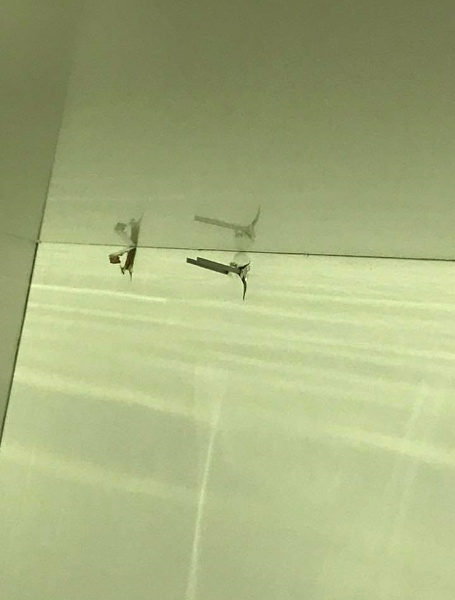 侯家屋子家中的牆壁釘子亂釘一通。(裝潢爆料公社)