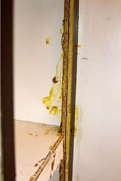 屋子家中牆壁被業者釘子亂釘(裝潢爆料公社)