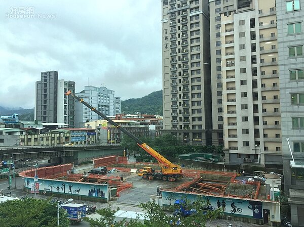 施工 工地 建案 新店裕隆城 (好房網NEWS林美欣攝影)