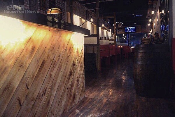 7.	店內到處可見釀酒木桶、汽車車牌、復古電話筒、工業風吊燈…等老傢俱，這些都是Auther慢慢收集的。
