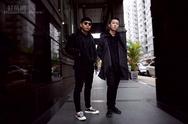 1.	雙人饒舌團體Yellow Peace，團員Auther（右）因為太愛嘻哈音樂，在中壢開了美式餐廳。

