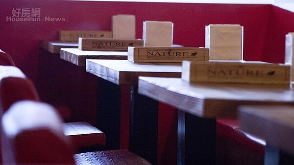 8.	店內幾乎所有桌椅是Auther親手裁切、拿噴槍燻黑DIY完成的，裝潢連傢伙總共花不到10萬。
